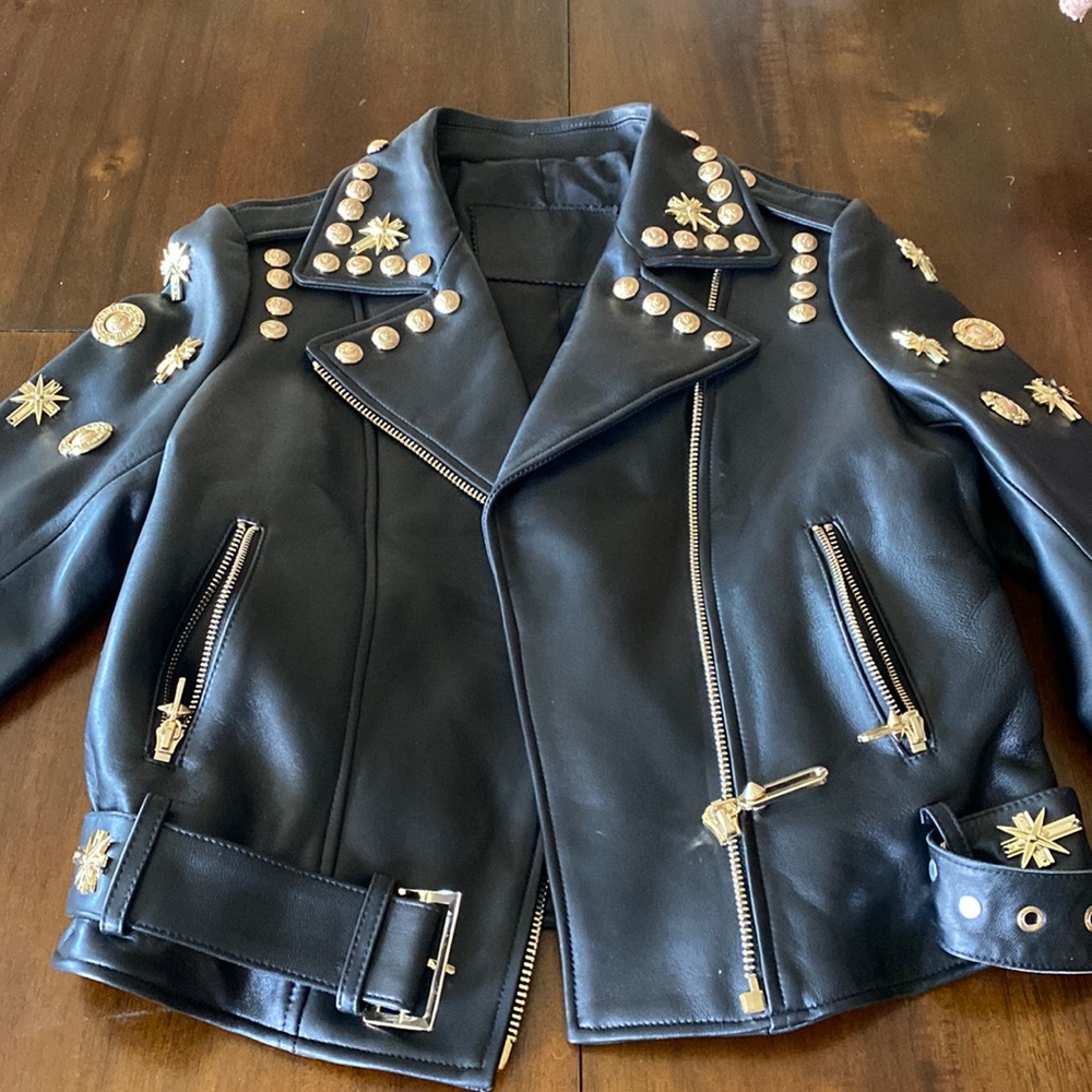 Black says XL fits more like a medium